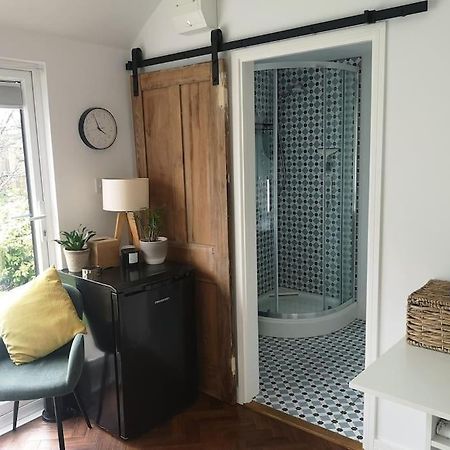 Stylish Apartment In Horsham With Parking And Own Entrance Exterior photo