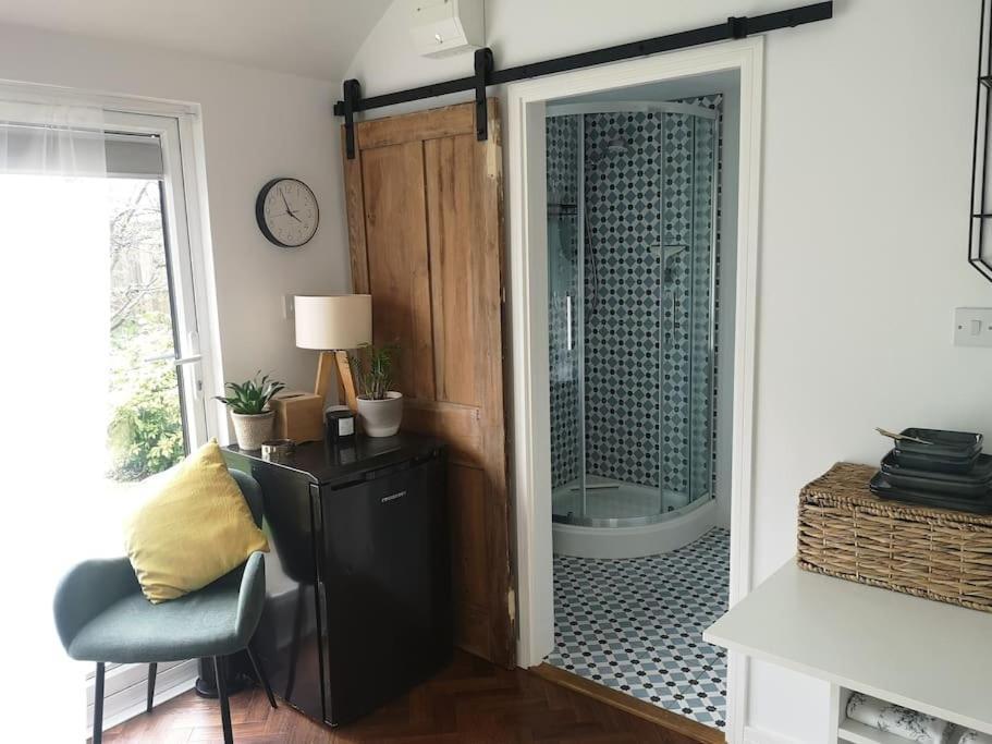 Stylish Apartment In Horsham With Parking And Own Entrance Exterior photo