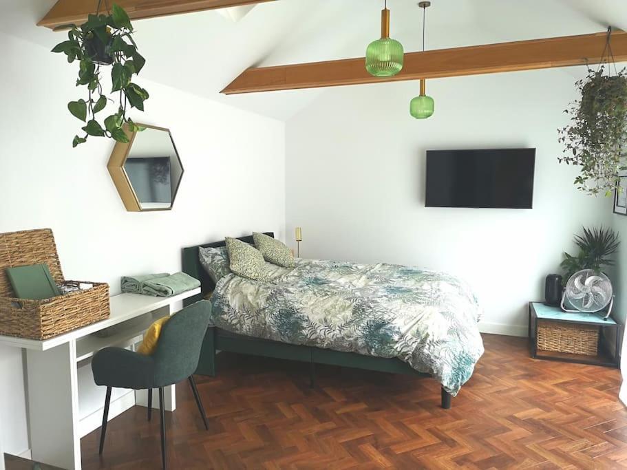 Stylish Apartment In Horsham With Parking And Own Entrance Exterior photo