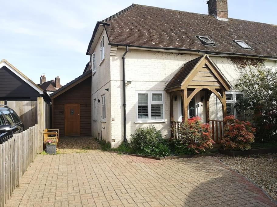 Stylish Apartment In Horsham With Parking And Own Entrance Exterior photo