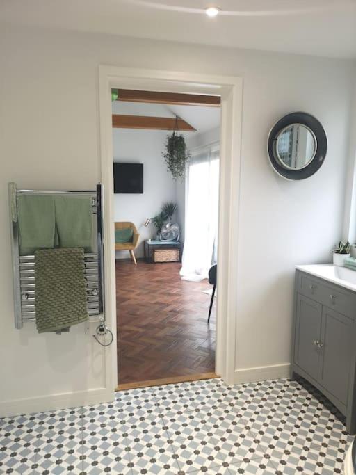 Stylish Apartment In Horsham With Parking And Own Entrance Exterior photo